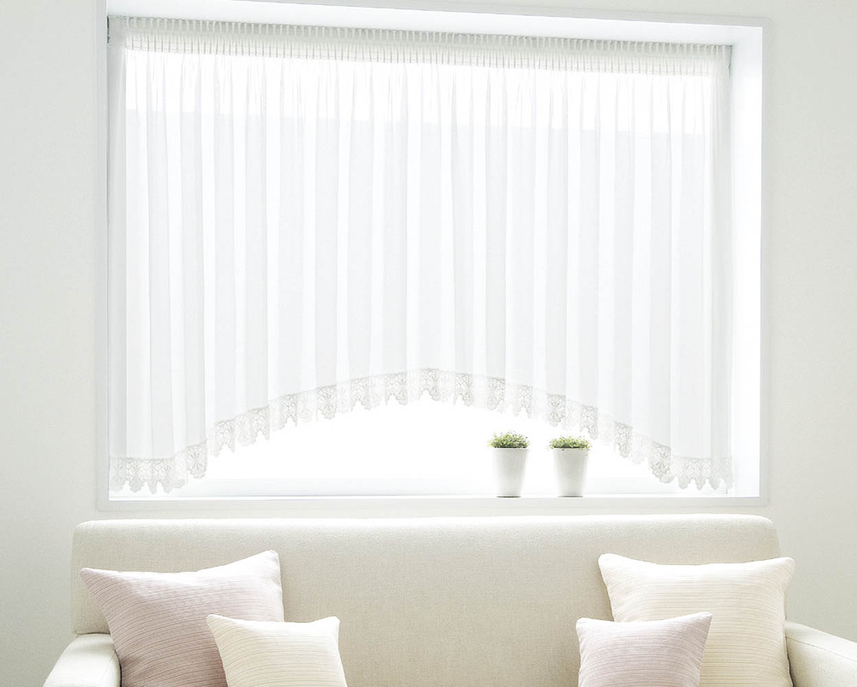 コーディネートの難しい出窓 小窓もカーテンで素敵な窓周りに 9071blog