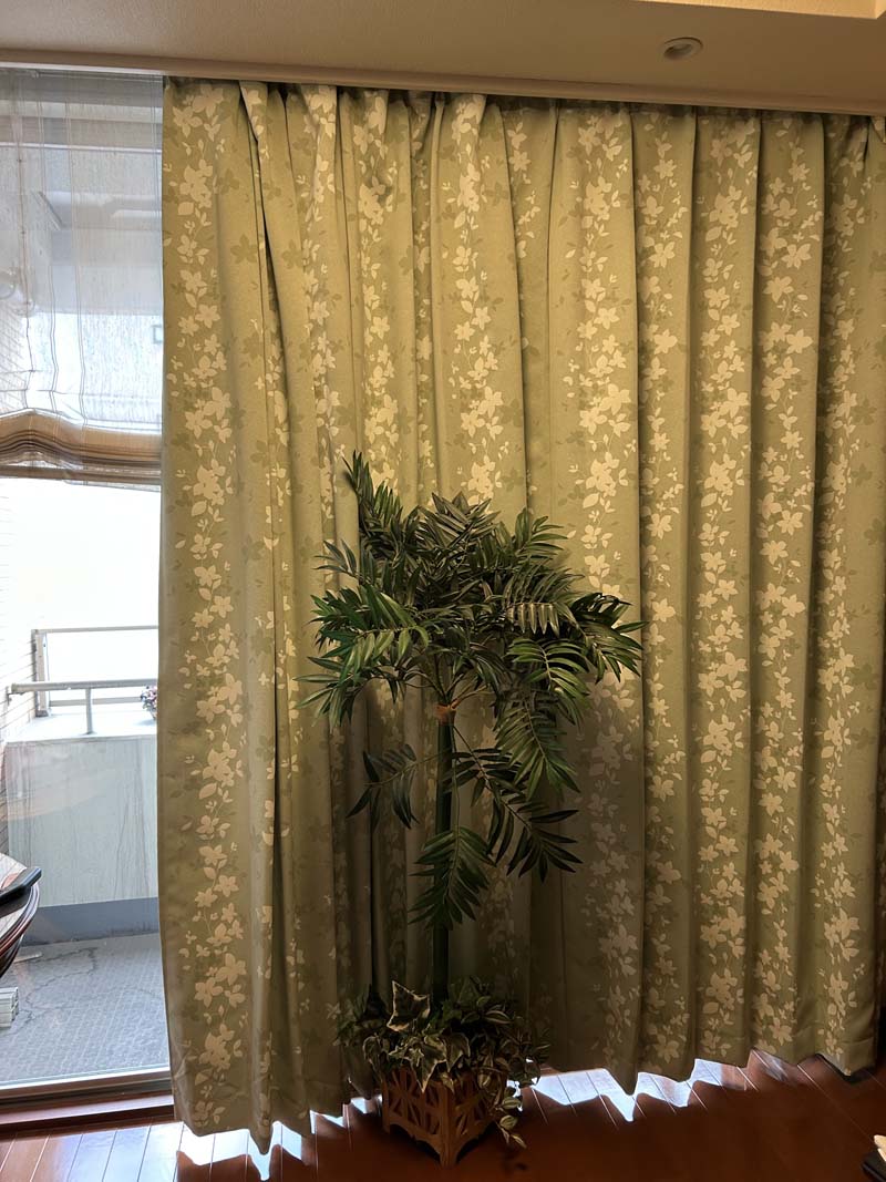 サイズ：幅30～100cm×丈151～200cm：1枚 上品なお花＆リーフ柄 1級遮光