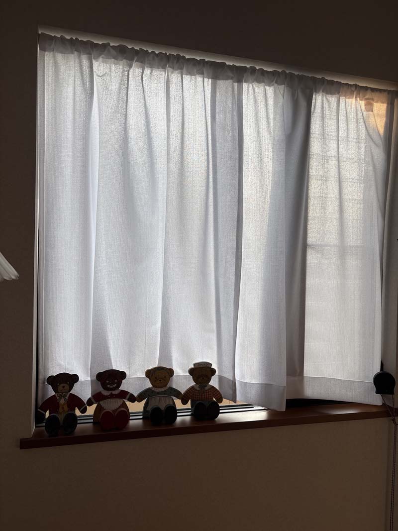 暑さ対策に昼夜外から見えにくいスリット入り遮熱「窓のれん