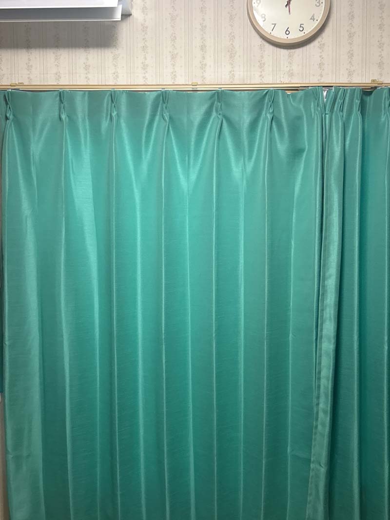 【新品】くれない　カーテン 2枚組 幅200cm 丈235cm 一級遮光 Fサイズ：幅200cm×丈155cm～200cm：2枚組 こだわりの光沢 防炎遮光