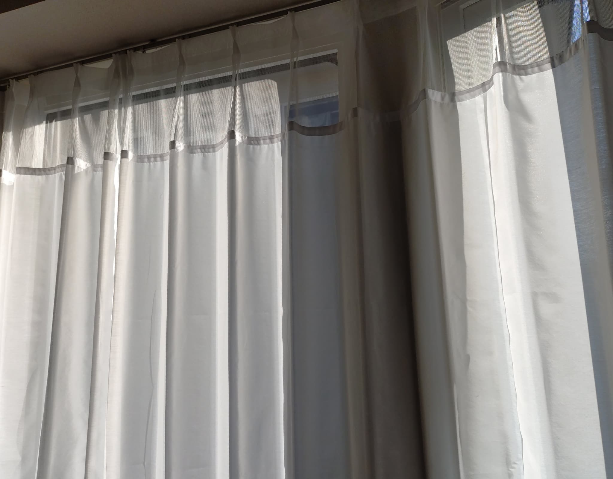 サイズ：幅30～100cm×丈80～150cm：1枚 昼夜目隠し、なのに採光・換気