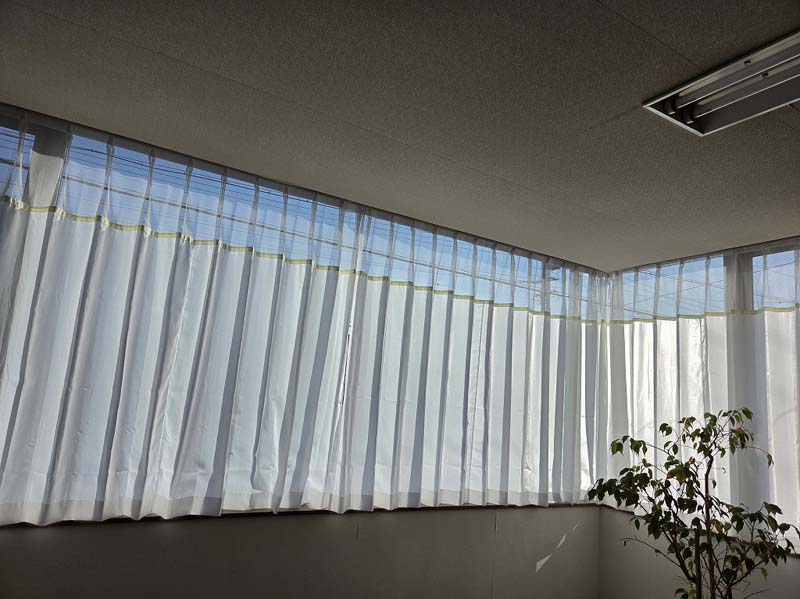 サイズ：幅30～100cm×丈80～150cm：1枚 昼夜目隠し、なのに採光・換気