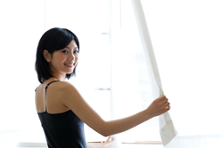 遮光性を確認する女性