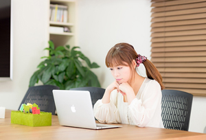 ネット通販を利用している女性