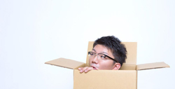 狭い所にいる男性